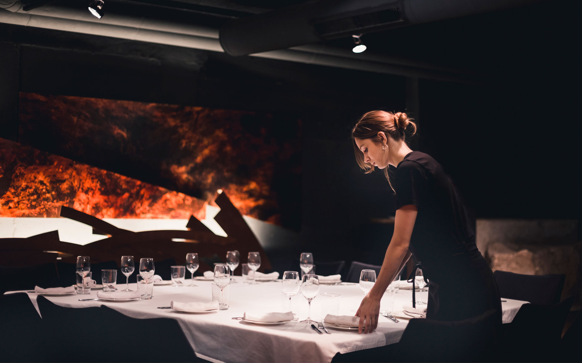 waitress-setting-banquet-table
